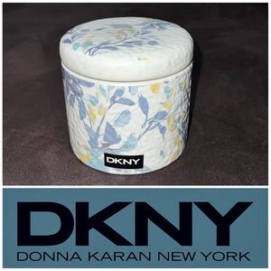 NEW - DKNY - Ceramic White & Floral Accessory Tumbler with Top